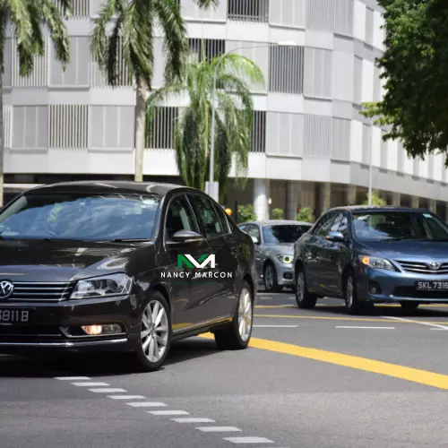 autos circulando por la calle